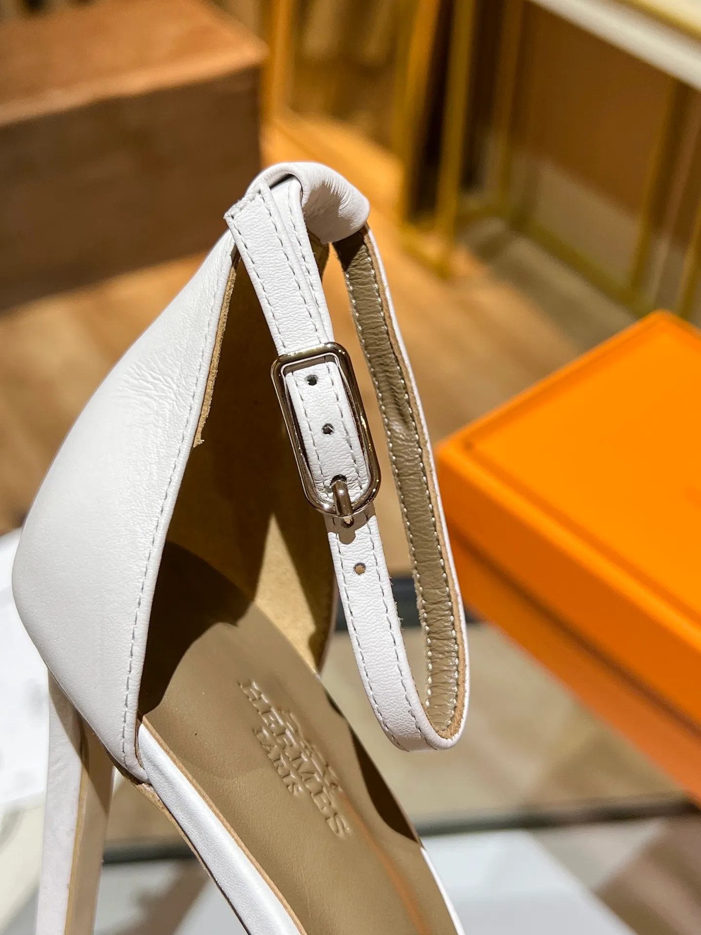 👟👟Ex-factory price 600👟👟 Hermès high-heeled sandals Hermès high-heeled shoes are the simplest, most durable and elegant I have ever seen! ! ! It can hold any style, and the height of 10.5cm is easy to control. Each color has its own unique style. You must buy this one, it is really easy to wear and look good! size: 35-40 (34.40.41 customization is non-returnable and non-exchangeable)